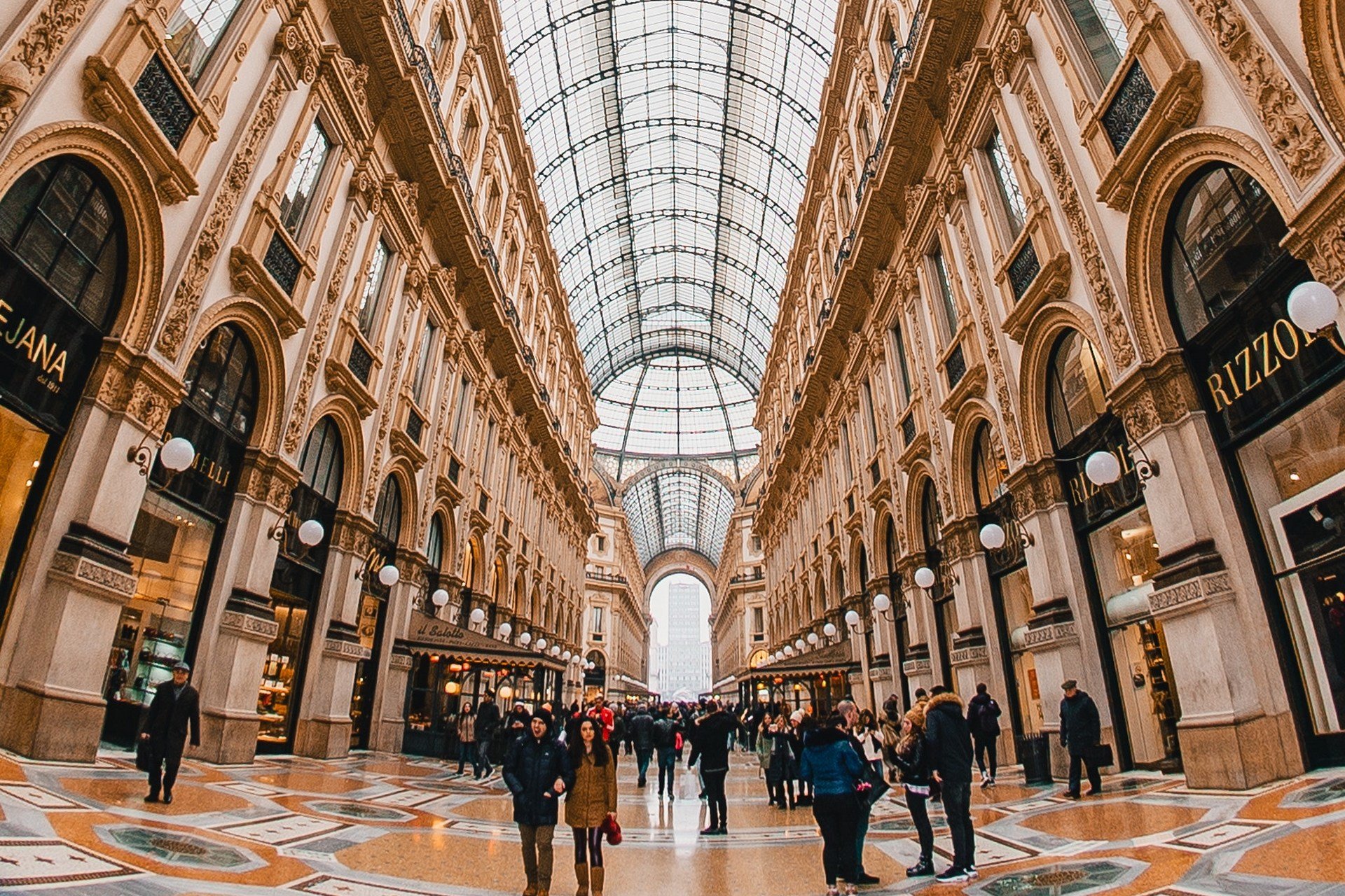 Milano shop. The Galleria Vittorio Emanuele II В Милане.. Галерея Витторио Эммануэле в Милане.