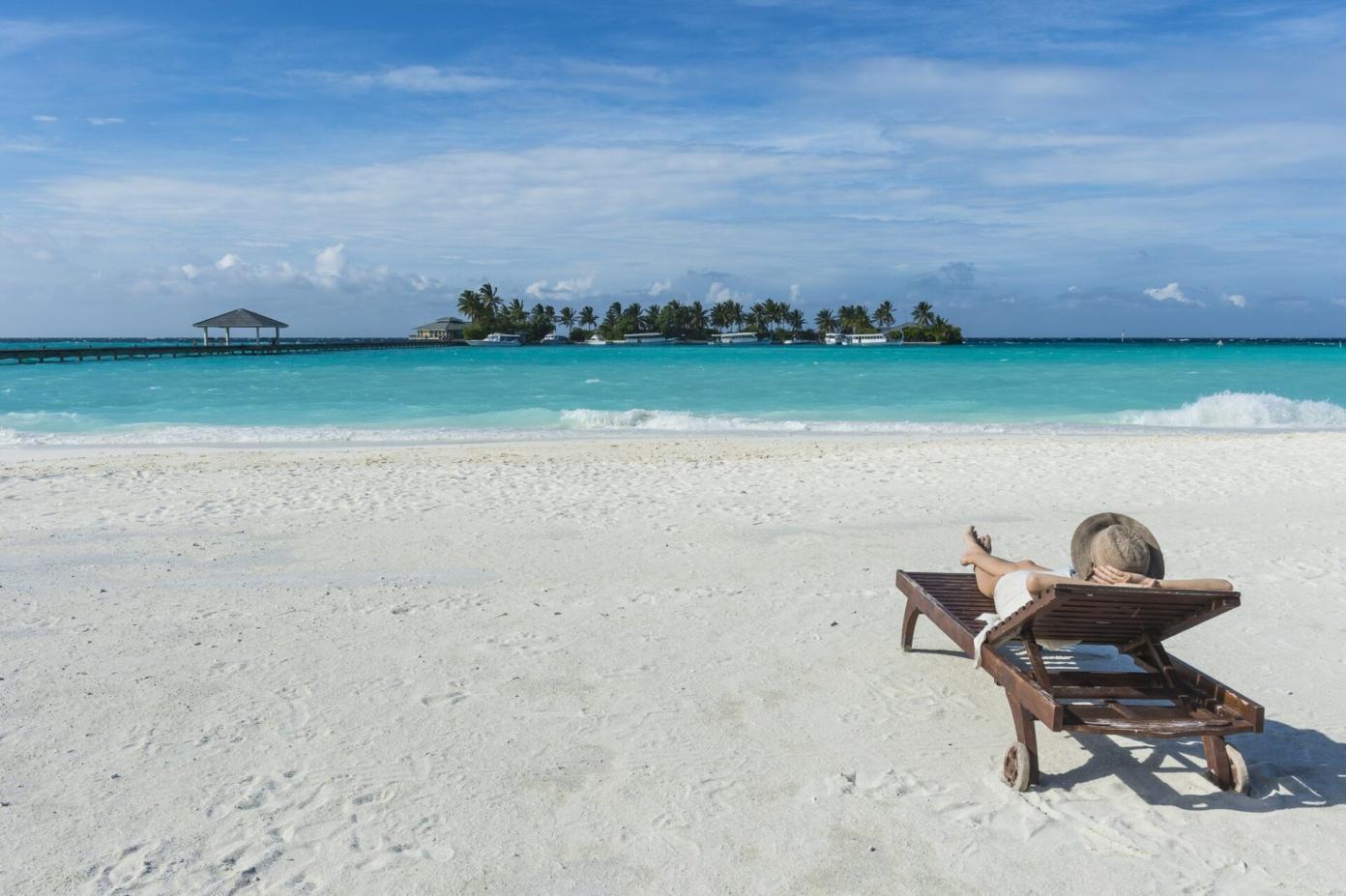 Malediwy 2024 All Inclusive Z Wroc Awia Tanie Loty   Maledives Ari Atoll Nalaguraidhoo Sun Island Resort Back View Of Woman Relaxing On The Beach 1392x927 