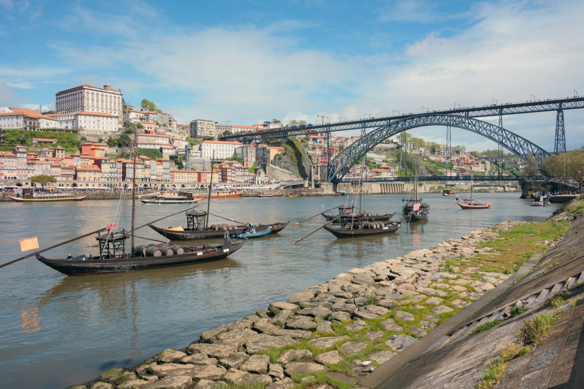 Picturesque view of the Don Luis I bridge in Porto during daylight