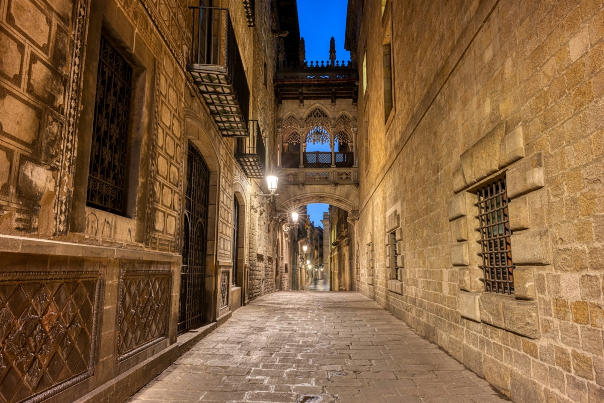 Small alley in the Gothic Quarter in Barcelona at night