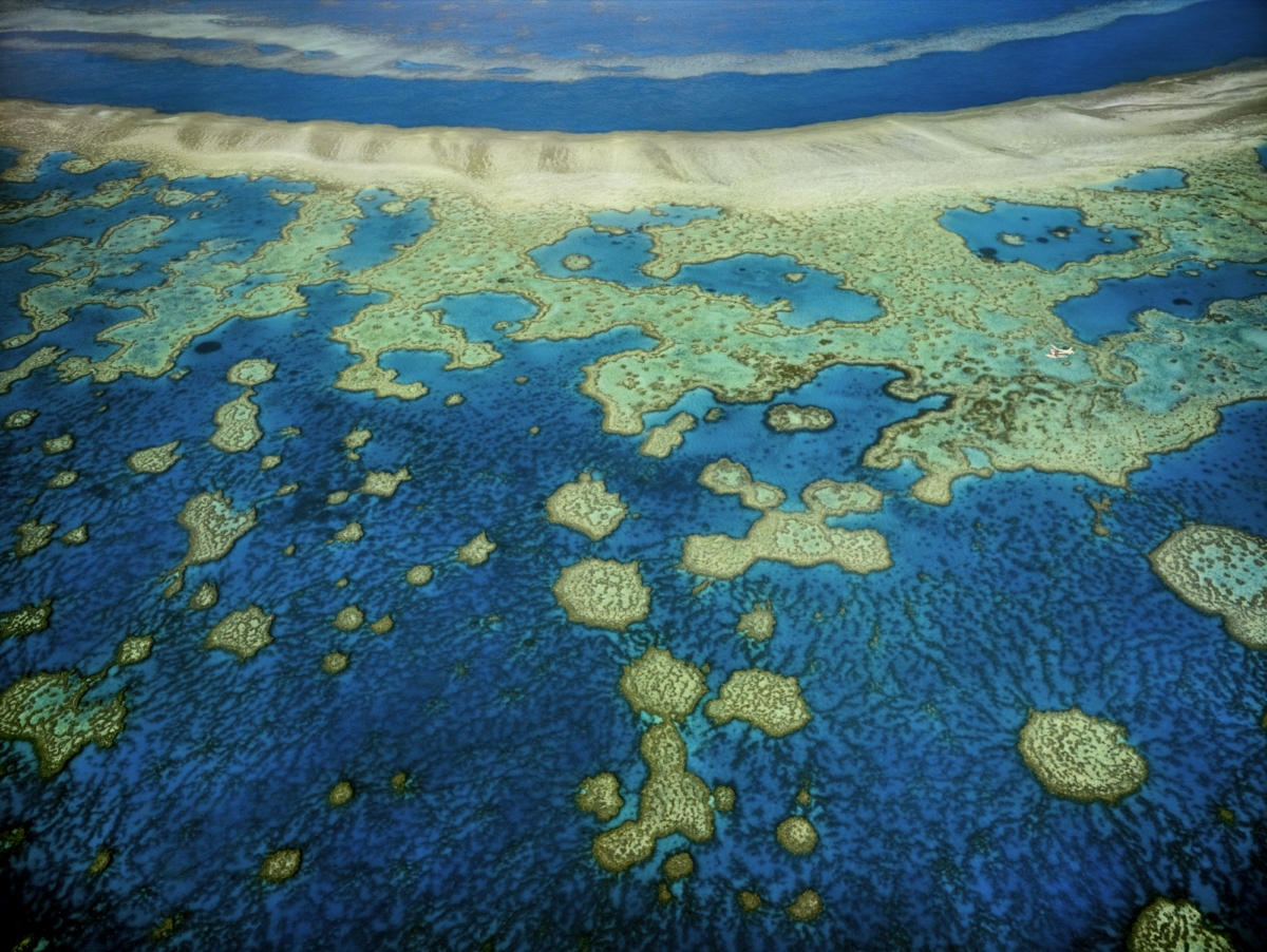 An aerial view of the islands of the Great Barrier Reef in Queensland, Australia 20 najpiękniejszych miejsc na świecie