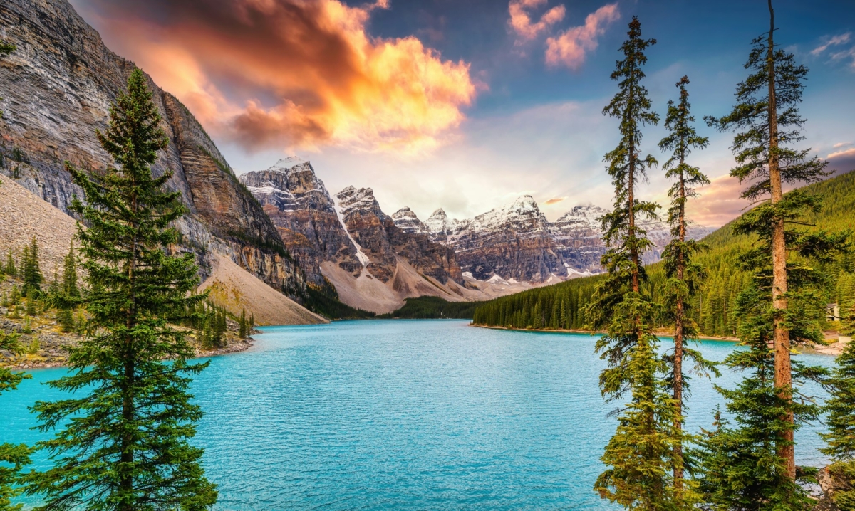 Colorful Moraine lake with mountain range in Canadian Rockies in the morning at Banff national park 20 najpiękniejszych miejsc na świecie