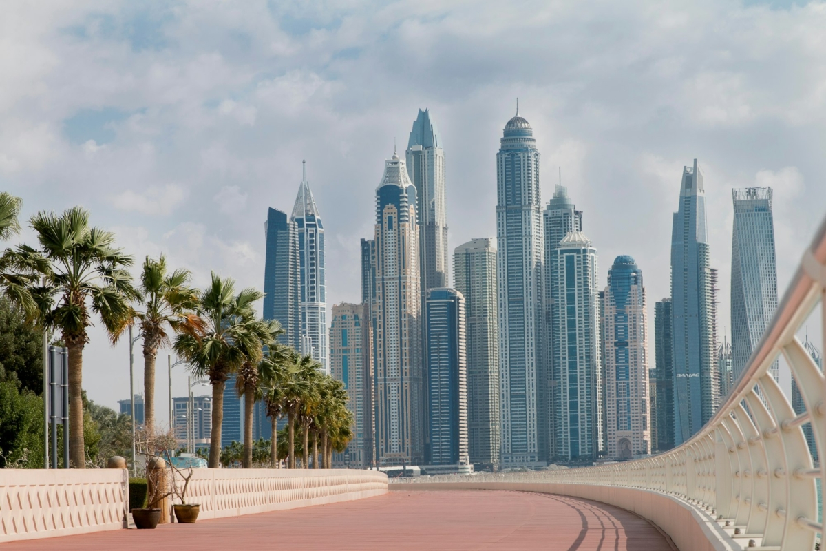 Walking path with city view to Dubai Marina