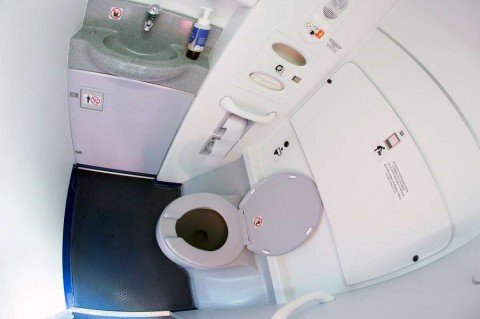 toilette-airplane-shutterstock_718354645--kopia